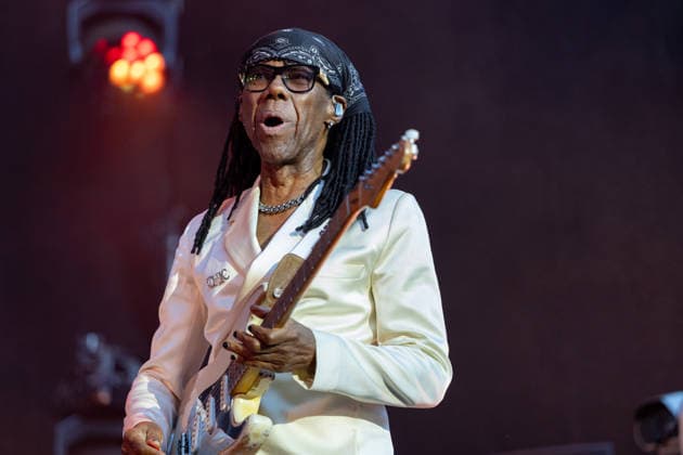 Nile Rodgers & Chic auf dem Kunst!Rasen Bonn Gitarrist und Produzent Nile RODGERS mit seiner Funk- und Disco-Band Chic beim Live-Auftritt beim Open-Air-Konzert auf dem Kunst!Rasen Bonn-Gronau. Die sommerliche Konzertreihe Kunst!Rasen findet am Rande der Rheinaue am Bonner Rheinufer statt. Bonn Gronau Nordrhein-Westfalen Deutschland *** Nile Rodgers and Chic at the Kunst Rasen in Bonn: Guitarist and producer Nile RODGERS with his funk and disco band Chic performing live at the open-air concert at the Kunst Rasen in Bonn-Gronau. The summer concert series Kunst Rasen takes place on the edge of the Rheinaue on the banks of the Rhine in Bonn-Gronau, North Rhine-WestGermany Copyright: xMarcxJohnx