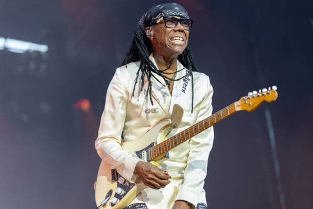 Nile Rodgers & Chic auf dem Kunst!Rasen Bonn Gitarrist und Produzent Nile RODGERS mit seiner Funk- und Disco-Band Chic beim Live-Auftritt beim Open-Air-Konzert auf dem Kunst!Rasen Bonn-Gronau. Die sommerliche Konzertreihe Kunst!Rasen findet am Rande der Rheinaue am Bonner Rheinufer statt. Bonn Gronau Nordrhein-Westfalen Deutschland *** Nile Rodgers and Chic at the Kunst Rasen in Bonn: Guitarist and producer Nile RODGERS with his funk and disco band Chic performing live at the open-air concert at the Kunst Rasen in Bonn-Gronau. The summer concert series Kunst Rasen takes place on the edge of the Rheinaue on the banks of the Rhine in Bonn-Gronau, North Rhine-WestGermany Copyright: xMarcxJohnx