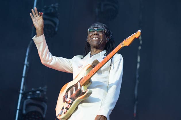 Nile Rodgers & Chic auf dem Kunst!Rasen Bonn Gitarrist und Produzent Nile RODGERS mit seiner Funk- und Disco-Band Chic beim Live-Auftritt beim Open-Air-Konzert auf dem Kunst!Rasen Bonn-Gronau. Die sommerliche Konzertreihe Kunst!Rasen findet am Rande der Rheinaue am Bonner Rheinufer statt. Bonn Gronau Nordrhein-Westfalen Deutschland *** Nile Rodgers and Chic at the Kunst Rasen in Bonn: Guitarist and producer Nile RODGERS with his funk and disco band Chic performing live at the open-air concert at the Kunst Rasen in Bonn-Gronau. The summer concert series Kunst Rasen takes place on the edge of the Rheinaue on the banks of the Rhine in Bonn-Gronau, North Rhine-WestGermany Copyright: xMarcxJohnx
