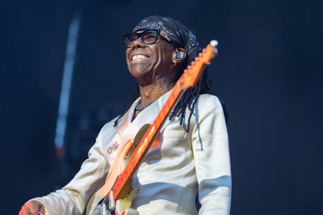 Nile Rodgers & Chic auf dem Kunst!Rasen Bonn Gitarrist und Produzent Nile RODGERS mit seiner Funk- und Disco-Band Chic beim Live-Auftritt beim Open-Air-Konzert auf dem Kunst!Rasen Bonn-Gronau. Die sommerliche Konzertreihe Kunst!Rasen findet am Rande der Rheinaue am Bonner Rheinufer statt. Bonn Gronau Nordrhein-Westfalen Deutschland *** Nile Rodgers and Chic at the Kunst Rasen in Bonn: Guitarist and producer Nile RODGERS with his funk and disco band Chic performing live at the open-air concert at the Kunst Rasen in Bonn-Gronau. The summer concert series Kunst Rasen takes place on the edge of the Rheinaue on the banks of the Rhine in Bonn-Gronau, North Rhine-WestGermany Copyright: xMarcxJohnx