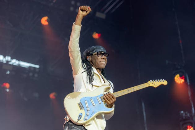 Nile Rodgers & Chic auf dem Kunst!Rasen Bonn Gitarrist und Produzent Nile RODGERS mit seiner Funk- und Disco-Band Chic beim Live-Auftritt beim Open-Air-Konzert auf dem Kunst!Rasen Bonn-Gronau. Die sommerliche Konzertreihe Kunst!Rasen findet am Rande der Rheinaue am Bonner Rheinufer statt. Bonn Gronau Nordrhein-Westfalen Deutschland *** Nile Rodgers and Chic at the Kunst Rasen in Bonn: Guitarist and producer Nile RODGERS with his funk and disco band Chic performing live at the open-air concert at the Kunst Rasen in Bonn-Gronau. The summer concert series Kunst Rasen takes place on the edge of the Rheinaue on the banks of the Rhine in Bonn-Gronau, North Rhine-WestGermany Copyright: xMarcxJohnx