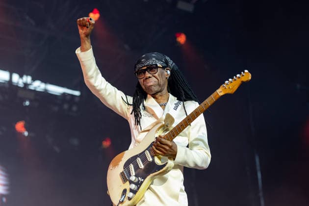 Nile Rodgers & Chic auf dem Kunst!Rasen Bonn Gitarrist und Produzent Nile RODGERS mit seiner Funk- und Disco-Band Chic beim Live-Auftritt beim Open-Air-Konzert auf dem Kunst!Rasen Bonn-Gronau. Die sommerliche Konzertreihe Kunst!Rasen findet am Rande der Rheinaue am Bonner Rheinufer statt. Bonn Gronau Nordrhein-Westfalen Deutschland *** Nile Rodgers and Chic at the Kunst Rasen in Bonn: Guitarist and producer Nile RODGERS with his funk and disco band Chic performing live at the open-air concert at the Kunst Rasen in Bonn-Gronau. The summer concert series Kunst Rasen takes place on the edge of the Rheinaue on the banks of the Rhine in Bonn-Gronau, North Rhine-WestGermany Copyright: xMarcxJohnx
