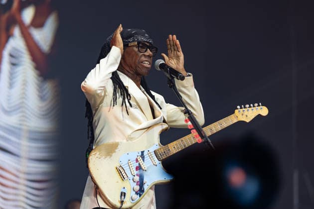 Nile Rodgers & Chic auf dem Kunst!Rasen Bonn Gitarrist und Produzent Nile RODGERS mit seiner Funk- und Disco-Band Chic beim Live-Auftritt beim Open-Air-Konzert auf dem Kunst!Rasen Bonn-Gronau. Die sommerliche Konzertreihe Kunst!Rasen findet am Rande der Rheinaue am Bonner Rheinufer statt. Bonn Gronau Nordrhein-Westfalen Deutschland *** Nile Rodgers and Chic at the Kunst Rasen in Bonn: Guitarist and producer Nile RODGERS with his funk and disco band Chic performing live at the open-air concert at the Kunst Rasen in Bonn-Gronau. The summer concert series Kunst Rasen takes place on the edge of the Rheinaue on the banks of the Rhine in Bonn-Gronau, North Rhine-WestGermany Copyright: xMarcxJohnx