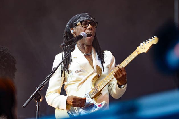 Nile Rodgers & Chic auf dem Kunst!Rasen Bonn Gitarrist und Produzent Nile RODGERS mit seiner Funk- und Disco-Band Chic beim Live-Auftritt beim Open-Air-Konzert auf dem Kunst!Rasen Bonn-Gronau. Die sommerliche Konzertreihe Kunst!Rasen findet am Rande der Rheinaue am Bonner Rheinufer statt. Bonn Gronau Nordrhein-Westfalen Deutschland *** Nile Rodgers and Chic at the Kunst Rasen in Bonn: Guitarist and producer Nile RODGERS with his funk and disco band Chic performing live at the open-air concert at the Kunst Rasen in Bonn-Gronau. The summer concert series Kunst Rasen takes place on the edge of the Rheinaue on the banks of the Rhine in Bonn-Gronau, North Rhine-WestGermany Copyright: xMarcxJohnx