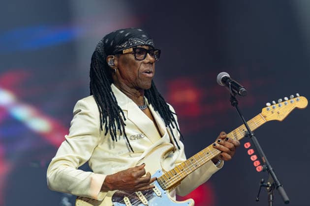 Nile Rodgers & Chic auf dem Kunst!Rasen Bonn Gitarrist und Produzent Nile RODGERS mit seiner Funk- und Disco-Band Chic beim Live-Auftritt beim Open-Air-Konzert auf dem Kunst!Rasen Bonn-Gronau. Die sommerliche Konzertreihe Kunst!Rasen findet am Rande der Rheinaue am Bonner Rheinufer statt. Bonn Gronau Nordrhein-Westfalen Deutschland *** Nile Rodgers and Chic at the Kunst Rasen in Bonn: Guitarist and producer Nile RODGERS with his funk and disco band Chic performing live at the open-air concert at the Kunst Rasen in Bonn-Gronau. The summer concert series Kunst Rasen takes place on the edge of the Rheinaue on the banks of the Rhine in Bonn-Gronau, North Rhine-WestGermany Copyright: xMarcxJohnx
