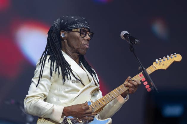 Nile Rodgers & Chic auf dem Kunst!Rasen Bonn Gitarrist und Produzent Nile RODGERS mit seiner Funk- und Disco-Band Chic beim Live-Auftritt beim Open-Air-Konzert auf dem Kunst!Rasen Bonn-Gronau. Die sommerliche Konzertreihe Kunst!Rasen findet am Rande der Rheinaue am Bonner Rheinufer statt. Bonn Gronau Nordrhein-Westfalen Deutschland *** Nile Rodgers and Chic at the Kunst Rasen in Bonn: Guitarist and producer Nile RODGERS with his funk and disco band Chic performing live at the open-air concert at the Kunst Rasen in Bonn-Gronau. The summer concert series Kunst Rasen takes place on the edge of the Rheinaue on the banks of the Rhine in Bonn-Gronau, North Rhine-WestGermany Copyright: xMarcxJohnx