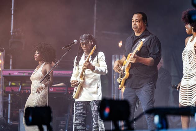 Nile Rodgers & Chic auf dem Kunst!Rasen Bonn Gitarrist und Produzent Nile RODGERS mit seiner Funk- und Disco-Band Chic beim Live-Auftritt beim Open-Air-Konzert auf dem Kunst!Rasen Bonn-Gronau. Die sommerliche Konzertreihe Kunst!Rasen findet am Rande der Rheinaue am Bonner Rheinufer statt. Bonn Gronau Nordrhein-Westfalen Deutschland *** Nile Rodgers and Chic at the Kunst Rasen in Bonn: Guitarist and producer Nile RODGERS with his funk and disco band Chic performing live at the open-air concert at the Kunst Rasen in Bonn-Gronau. The summer concert series Kunst Rasen takes place on the edge of the Rheinaue on the banks of the Rhine in Bonn-Gronau, North Rhine-WestGermany Copyright: xMarcxJohnx