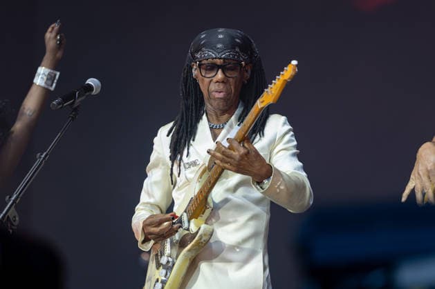 Nile Rodgers & Chic auf dem Kunst!Rasen Bonn Gitarrist und Produzent Nile RODGERS mit seiner Funk- und Disco-Band Chic beim Live-Auftritt beim Open-Air-Konzert auf dem Kunst!Rasen Bonn-Gronau. Die sommerliche Konzertreihe Kunst!Rasen findet am Rande der Rheinaue am Bonner Rheinufer statt. Bonn Gronau Nordrhein-Westfalen Deutschland *** Nile Rodgers and Chic at the Kunst Rasen in Bonn: Guitarist and producer Nile RODGERS with his funk and disco band Chic performing live at the open-air concert at the Kunst Rasen in Bonn-Gronau. The summer concert series Kunst Rasen takes place on the edge of the Rheinaue on the banks of the Rhine in Bonn-Gronau, North Rhine-WestGermany Copyright: xMarcxJohnx