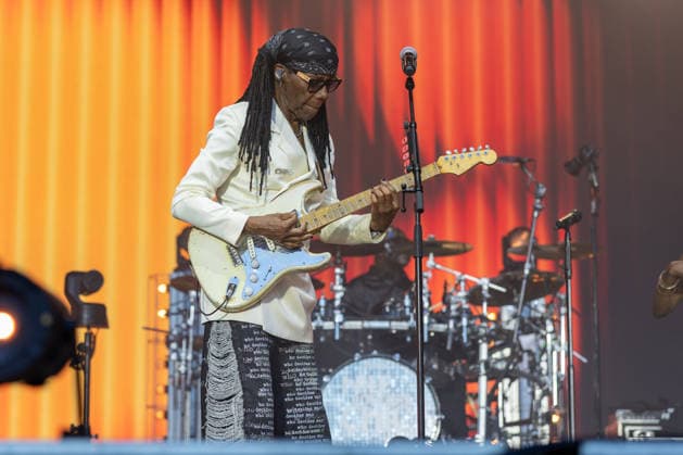 Nile Rodgers & Chic auf dem Kunst!Rasen Bonn Gitarrist und Produzent Nile RODGERS mit seiner Funk- und Disco-Band Chic beim Live-Auftritt beim Open-Air-Konzert auf dem Kunst!Rasen Bonn-Gronau. Die sommerliche Konzertreihe Kunst!Rasen findet am Rande der Rheinaue am Bonner Rheinufer statt. Bonn Gronau Nordrhein-Westfalen Deutschland *** Nile Rodgers and Chic at the Kunst Rasen in Bonn: Guitarist and producer Nile RODGERS with his funk and disco band Chic performing live at the open-air concert at the Kunst Rasen in Bonn-Gronau. The summer concert series Kunst Rasen takes place on the edge of the Rheinaue on the banks of the Rhine in Bonn-Gronau, North Rhine-WestGermany Copyright: xMarcxJohnx