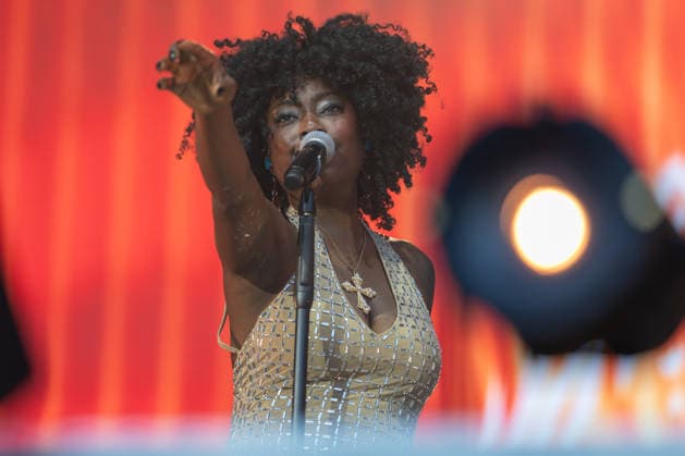 Nile Rodgers & Chic auf dem Kunst!Rasen Bonn Gitarrist und Produzent Nile RODGERS mit seiner Funk- und Disco-Band Chic beim Live-Auftritt beim Open-Air-Konzert auf dem Kunst!Rasen Bonn-Gronau. Die sommerliche Konzertreihe Kunst!Rasen findet am Rande der Rheinaue am Bonner Rheinufer statt. Bonn Gronau Nordrhein-Westfalen Deutschland *** Nile Rodgers and Chic at the Kunst Rasen in Bonn: Guitarist and producer Nile RODGERS with his funk and disco band Chic performing live at the open-air concert at the Kunst Rasen in Bonn-Gronau. The summer concert series Kunst Rasen takes place on the edge of the Rheinaue on the banks of the Rhine in Bonn-Gronau, North Rhine-WestGermany Copyright: xMarcxJohnx