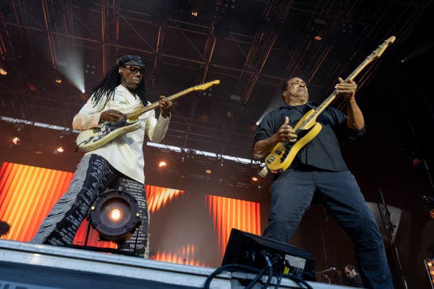 Nile Rodgers & Chic auf dem Kunst!Rasen Bonn Nile Rodgers und Bassist Jerry BARNES - Gitarrist und Produzent Nile RODGERS mit seiner Funk- und Disco-Band Chic beim Live-Auftritt beim Open-Air-Konzert auf dem Kunst!Rasen Bonn-Gronau. Die sommerliche Konzertreihe Kunst!Rasen findet am Rande der Rheinaue am Bonner Rheinufer statt. Bonn Gronau Nordrhein-Westfalen Deutschland *** Nile Rodgers’ Chic at the Kunst Rasen in Bonn; Nile Rodgers and bassist Jerry BARNES; guitarist and producer Nile RODGERS with his funk and disco band Chic during a live performance at the open-air concert at the Kunst Rasen in Bonn-Gronau. The summer concert series Kunst Rasen takes place on the edge of the Rheinaue on the banks of the Rhine in Bonn riverbank in Bonn Copyright: xMarcxJohnx