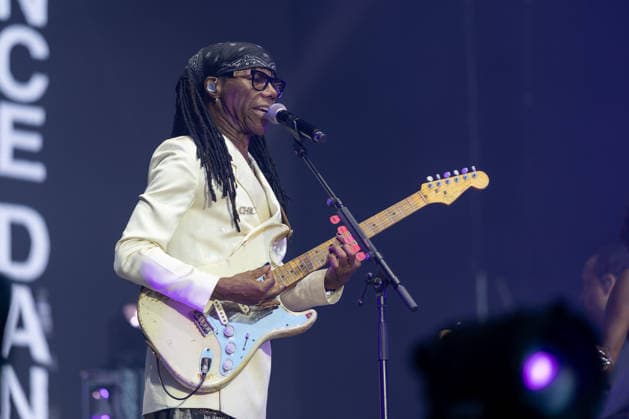 Nile Rodgers & Chic auf dem Kunst!Rasen Bonn Gitarrist und Produzent Nile RODGERS mit seiner Funk- und Disco-Band Chic beim Live-Auftritt beim Open-Air-Konzert auf dem Kunst!Rasen Bonn-Gronau. Die sommerliche Konzertreihe Kunst!Rasen findet am Rande der Rheinaue am Bonner Rheinufer statt. Bonn Gronau Nordrhein-Westfalen Deutschland *** Nile Rodgers and Chic at the Kunst Rasen in Bonn: Guitarist and producer Nile RODGERS with his funk and disco band Chic performing live at the open-air concert at the Kunst Rasen in Bonn-Gronau. The summer concert series Kunst Rasen takes place on the edge of the Rheinaue on the banks of the Rhine in Bonn-Gronau, North Rhine-WestGermany Copyright: xMarcxJohnx