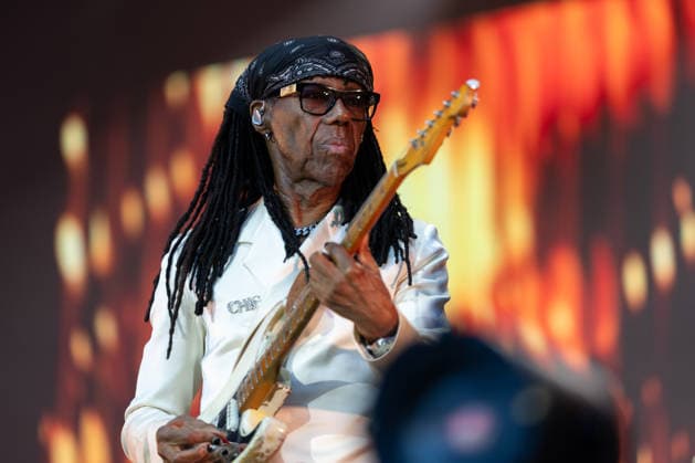 Nile Rodgers & Chic auf dem Kunst!Rasen Bonn Gitarrist und Produzent Nile RODGERS mit seiner Funk- und Disco-Band Chic beim Live-Auftritt beim Open-Air-Konzert auf dem Kunst!Rasen Bonn-Gronau. Die sommerliche Konzertreihe Kunst!Rasen findet am Rande der Rheinaue am Bonner Rheinufer statt. Bonn Gronau Nordrhein-Westfalen Deutschland *** Nile Rodgers and Chic at the Kunst Rasen in Bonn: Guitarist and producer Nile RODGERS with his funk and disco band Chic performing live at the open-air concert at the Kunst Rasen in Bonn-Gronau. The summer concert series Kunst Rasen takes place on the edge of the Rheinaue on the banks of the Rhine in Bonn-Gronau, North Rhine-WestGermany Copyright: xMarcxJohnx