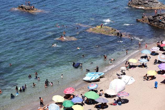 (260709) -- ALGIERS, July 9, 2026 -- People cool off on a beach in Algiers, Algeria, on July 8, 2026. The temperature exceeded 40 degrees Celsius due to a heatwave here on Wednesday. (Photo by Xinhua) ALGERIA-ALGIERS-DAILY LIFE-HEATWAVE BillelxBensalem 