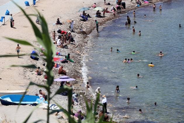 (260709) -- ALGIERS, July 9, 2026 -- People cool off on a beach in Algiers, Algeria, on July 8, 2026. The temperature exceeded 40 degrees Celsius due to a heatwave here on Wednesday. (Photo by Xinhua) ALGERIA-ALGIERS-DAILY LIFE-HEATWAVE BillelxBensalem 