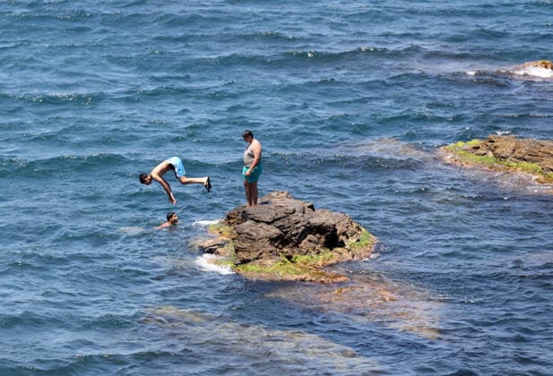 (260709) -- ALGIERS, July 9, 2026 -- People cool off on a beach in Algiers, Algeria, on July 8, 2026. The temperature exceeded 40 degrees Celsius due to a heatwave here on Wednesday. (Photo by Xinhua) ALGERIA-ALGIERS-DAILY LIFE-HEATWAVE BillelxBensalem 