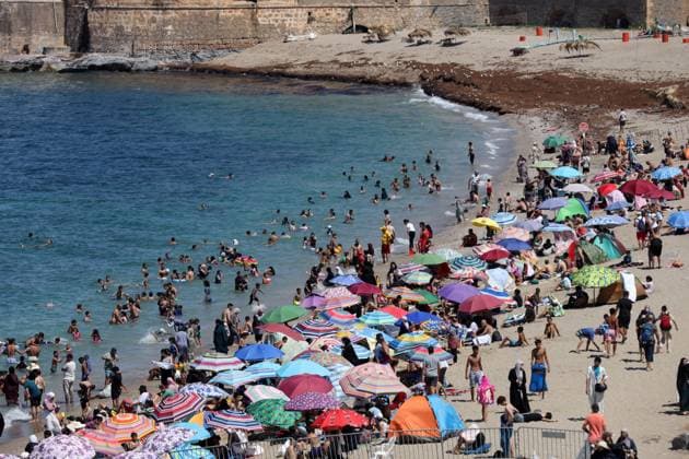 (260709) -- ALGIERS, July 9, 2026 -- People cool off on a beach in Algiers, Algeria, on July 8, 2026. The temperature exceeded 40 degrees Celsius due to a heatwave here on Wednesday. (Photo by Xinhua) ALGERIA-ALGIERS-DAILY LIFE-HEATWAVE BillelxBensalem 