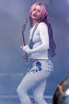 Wet Leg perform at Castlefield Bowl Rhian Teasdale of Wet Leg performs at Castlefield Bowl, Manchester, England, 8th July 2026, Credit:Mike Gray MIKE GRAY - B4227 Avalon  Copyright: xMikexGrayx xMIKExGRAYx-xB4227x xAvalonx 1115343178