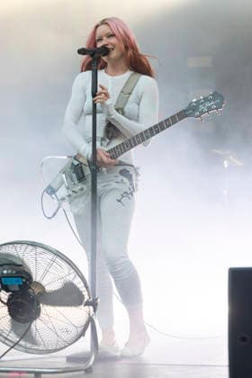 Wet Leg perform at Castlefield Bowl Rhian Teasdale of Wet Leg performs at Castlefield Bowl, Manchester, England, 8th July 2026, Credit:Mike Gray MIKE GRAY - B4227 Avalon  Copyright: xMikexGrayx xMIKExGRAYx-xB4227x xAvalonx 1115343433