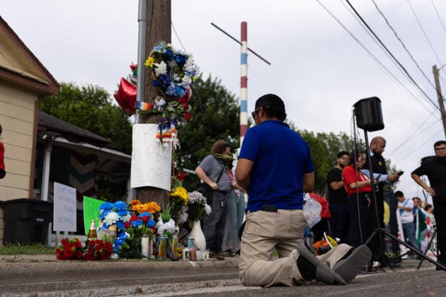 July 8, 2026, Houston, Texas, USA: During a protest opposing ICE agents following the death of Lorenzo Salgado Araujos, a man pays his respects at AraujosÃ¢â‚¬â ¢ roadside memorial in Magnolia Park, Wednesday, July 8, in Houston, Texas. Houston USA - ZUMAg287 20260708_zsp_g287_081 Copyright: xMatthewxGuzmanx