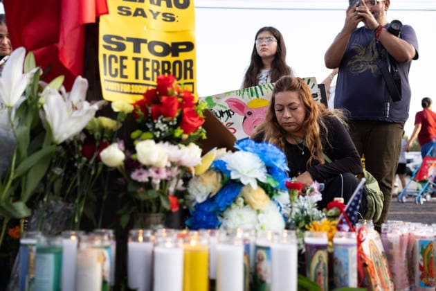 July 8, 2026, Houston, Texas, USA: During a protest opposing ICE agents following the death of Lorenzo Salgado Araujos, a woman pays a visit to AraujosÃ¢â‚¬â ¢ memorial in Magnolia Park, Wednesday, July 8, in Houston, Texas. Houston USA - ZUMAg287 20260708_zsp_g287_085 Copyright: xMatthewxGuzmanx