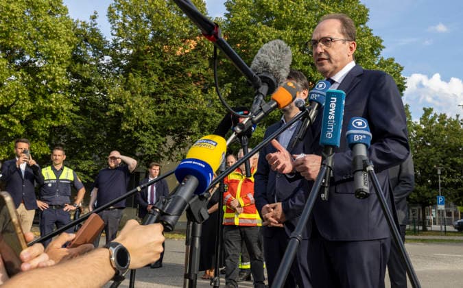 Bundesminister des Innern Alexander Dobrindt gibt eine Pressekonferenz Amoklauf am Welfen-Gymnasium , zwei schwerverletzte Mädchen in Schongau Datum: 08.07.2026 *** Federal Minister of the Interior Alexander Dobrindt holds a press conference on the shooting spree at Welfen Gymnasium; two girls seriously injured in Schongau. Date: July 8, 2026