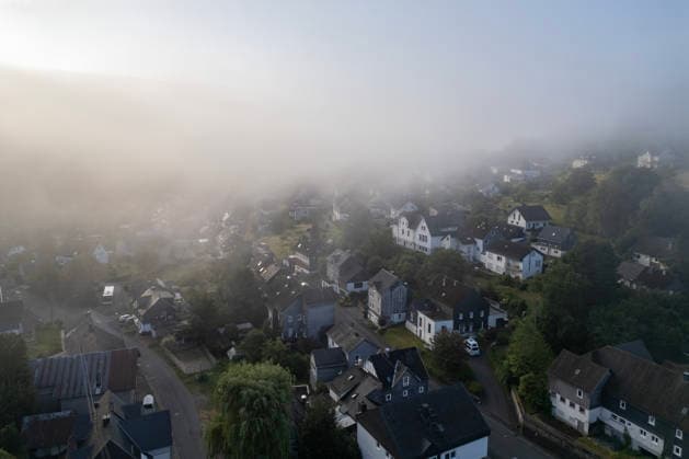 Sommer im Siegerland. Am Morgen liegt Nebel ueber (über) der Landschaft und den Taelern (Tälern) wie hier bei einer Luftaufnahme bei Siegen-Oberschelden. Sommer im Siegerland am 09.07.2026 in Siegen Deutschland. *** Summer in the Siegerland. In the morning, fog blankets the landscape and valleys, as seen here in an aerial view near Siegen and Oberschelden. Summer in the Siegerland on July 9, 2026, in Siegen, Germany.