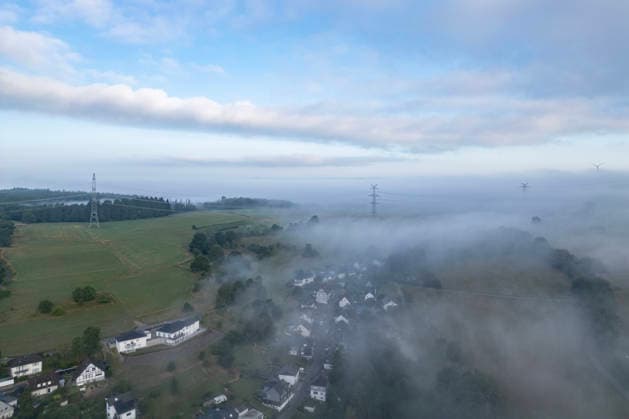Sommer im Siegerland. Am Morgen liegt Nebel ueber (über) der Landschaft und den Taelern (Tälern) wie hier bei einer Luftaufnahme bei Siegen-Oberschelden. Sommer im Siegerland am 09.07.2026 in Siegen Deutschland. *** Summer in the Siegerland. In the morning, fog blankets the landscape and valleys, as seen here in an aerial view near Siegen and Oberschelden. Summer in the Siegerland on July 9, 2026, in Siegen, Germany.