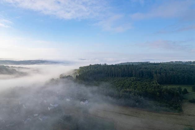 Sommer im Siegerland. Am Morgen liegt Nebel ueber (über) der Landschaft und den Taelern (Tälern) wie hier bei einer Luftaufnahme bei Siegen-Oberschelden. Sommer im Siegerland am 09.07.2026 in Siegen Deutschland. *** Summer in the Siegerland. In the morning, fog blankets the landscape and valleys, as seen here in an aerial view near Siegen and Oberschelden. Summer in the Siegerland on July 9, 2026, in Siegen, Germany.
