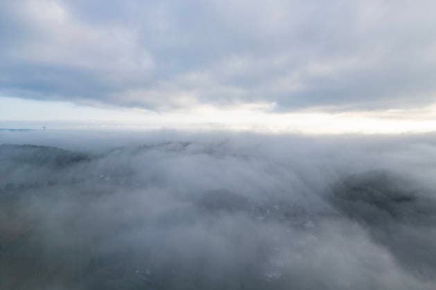 Sommer im Siegerland. Am Morgen liegt Nebel ueber (über) der Landschaft und den Taelern (Tälern) wie hier bei einer Luftaufnahme bei Siegen-Oberschelden. Sommer im Siegerland am 09.07.2026 in Siegen Deutschland. *** Summer in the Siegerland. In the morning, fog blankets the landscape and valleys, as seen here in an aerial view near Siegen and Oberschelden. Summer in the Siegerland on July 9, 2026, in Siegen, Germany.