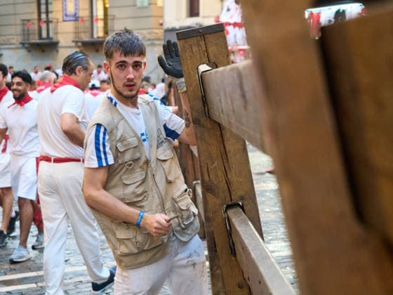 Third bull run of the 2026 San Fermín Festival, featuring bulls from the Victoriano del Río ranch. Carpenters preparing the fencing before the third bull run of the 2026 San Fermín Festival, on July 9, 2026, in Pamplona, Navarre, Spain. On this occasion, the third running of the San Fermín festival featured bulls from the Victoriano del Río ranch in Spain.  Copyright: xEduardoxSanzx 7654853