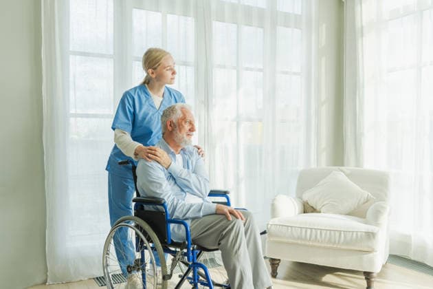 Hilfe zur Unterstützung der Gesundheitsfürsorge im Alter. Krankenschwester hilft alten Mann im Rollstuhl. Patient und Frau in Pflegeheim für medizinische Betreuer, Krankenschwester Pflege von gelähmten Mann im Stuhl für Menschen mit Behinderung Help support retirement healthcare. Nurse helping old man in wheelchair. Patient and woman in nursing home for medical caregiver. Nurse taking care of paralyzed man in chair for people with disability (License=RF) ,model released, Symbolfoto Copyright: xZoonar.com IuliiaxZavalishinax 25213740 ,model released, Symbolfoto ,property released