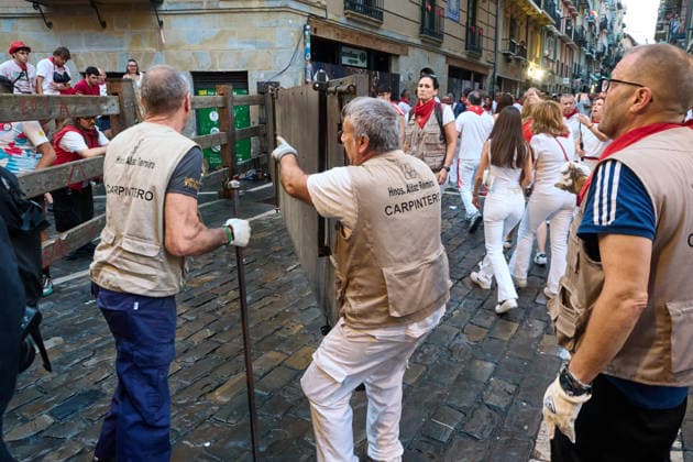 Third bull run of the 2026 San Fermín Festival, featuring bulls from the Victoriano del Río ranch. Carpenters preparing the fencing before the third bull run of the 2026 San Fermín Festival, on July 9, 2026, in Pamplona, Navarre, Spain. On this occasion, the third running of the San Fermín festival featured bulls from the Victoriano del Río ranch in Spain.  Copyright: xEduardoxSanzx 7654855