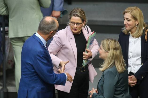 Berlin, Deutschland, 09.07.2026: Deutscher Bundestag: 89. Bundestagssitzung: Bundeskanzler Friedrich Merz (CDU) kommt am Morgen ins Plenum, wo er eine Regierungserklärung abgibt, und begrüßt Bundesministerin der Justiz und für Verbraucherschutz Stefanie Hubig (SPD), Bundesministerin für Wohnen, Stadtentwicklung und Bauwesen Verena Hubertz (SPD) und Bundesministerin für Gesundheit Nina Warken (CDU) *** Berlin, Germany, July 9, 2026 German Bundestag 89th Session of the Bundestag Federal Chancellor Friedrich Merz (CDU) arrives in the plenary chamber in the morning, where he delivers a government statement, and welcomes Federal Minister of Justice and Consumer Protection Stefanie Hubig (SPD) and Federal Minister of Housing, Urban Development, a Copyright: xdtsxNachrichtenagenturx dts_126772