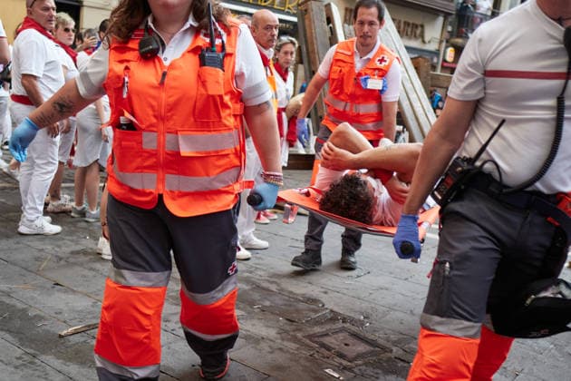 Third bull run of the 2026 San Fermín Festival, featuring bulls from the Victoriano del Río ranch. An injured person is treated by Red Cross volunteers during the third bull run of the 2026 San Fermín Festival, on July 9, 2026, in Pamplona, Navarre, Spain. On this occasion, the third running of the San Fermín festival featured bulls from the Victoriano del Río ranch in Spain.  Copyright: xEduardoxSanzx 7654903