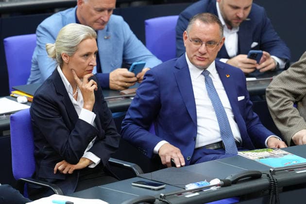 Deutscher Bundestag, 89. Plenarsitzung Alice Weidel (AfD) und Tino Chrupalla (AfD) gemeinsam mit besonderer Mimik auf ihrem Platz im Plenum bei der 89. Sitzung des Deutschen Bundestag in Berlin, 09.07.2026 Berlin Berlin Deutschland *** German Bundestag, 89th Plenary Session: Alice Weidel (AfD) and Tino Chrupalla (AfD) sit together in the plenary chamber with distinctive facial expressions during the 89th session of the German Bundestag in Berlin, July 9, 2026, Berlin, Germany