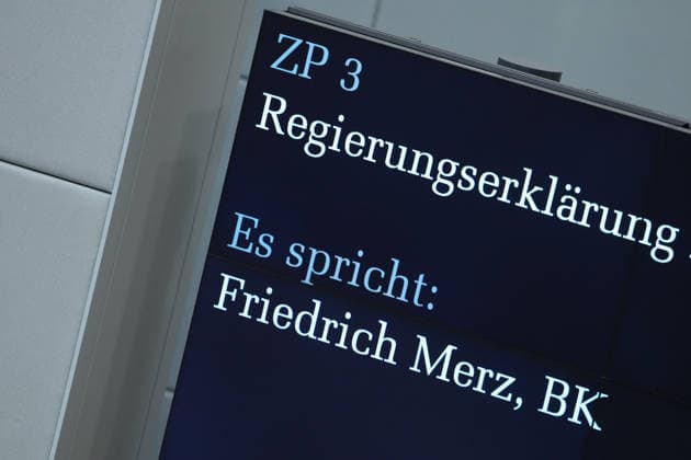Deutscher Bundestag, 89. Plenarsitzung Themenbild und Symbolbild der Anzeigentafel im Deutschen Bundestag mit der Aufschrift Regierungserklaerung und des Redners Bundeskanzler Friedrich Merz bei der 89. Plenarsitzung im Deutschen Bundestag, Berlin, 09.07.2026 Berlin Berlin Deutschland *** German Bundestag, 89th Plenary Session: Featured image and symbolic image of the display board in the German Bundestag bearing the inscription Government Statement and showing the speaker, Chancellor Friedrich Merz, during the 89th Plenary Session of the German Bundestag, Berlin, July 9, 2026, Berlin, Germany