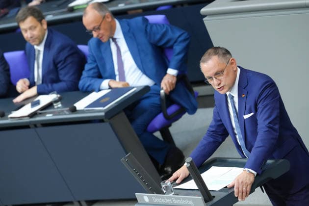Deutscher Bundestag, 89. Plenarsitzung Tino Chrupalla (AfD) bei seiner Rede nach der Regierungserklaerung des Bundeskanzler bei der 89. Sitzung des Deutschen Bundestag, im Hintegrund Bundeskanzler Merz Berlin, 09.07.2026 Berlin Berlin Deutschland *** German Bundestag, 89th Plenary Session: Tino Chrupalla of the AfD delivering his speech following the Chancellor’s policy address at the 89th session of the German Bundestag; in the background, Chancellor Merz. Berlin, July 9, 2026. Berlin, Germany