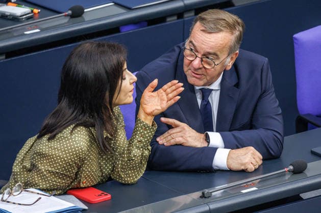 Bundestag Katherina Reiche (CDU), Bundesministerin fuer Wirtschaft und Energie und Boris Pistorius (SPD), Bundesminister der Verteidigung, im Deutschen Bundestag am 09.07.26 in Berlin. Berlin Berlin Deutschland Bundestag *** German Bundestag: Katherina Reiche (CDU), Federal Minister for Economic Affairs and Energy, and Boris Pistorius (SPD), Federal Minister of Defense, at the German Bundestag on July 9, 2026, in Berlin, Berlin, Berlin, Germany, Bundestag