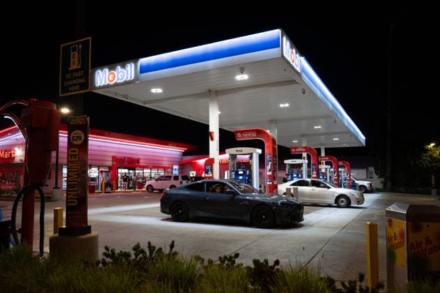 Fuel prices in Pasadena, United States - 8 JULY 2026. Motorists seen fueling their vehicles at a Mobil gas station. California fuel prices remain among the highest in the nation. Pasadena United States Copyright: xWestonxHancockx xSOPAxImagesx Weston Hancock July 8 - 2351
