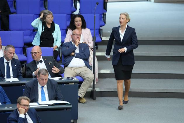 Deutscher Bundestag, 89. Plenarsitzung Alice Weidel (AfD) laeuft selbstbewusst mit angespannter Mimik und Blick durch das Plenum bei der 89. Sitzung des Deutschen Bundestag in Berlin, 09.07.2026 Berlin Berlin Deutschland *** German Bundestag, 89th Plenary Session: Alice Weidel of the AfD walks confidently through the plenary chamber with a tense expression and intense gaze during the 89th session of the German Bundestag in Berlin, July 9, 2026, Berlin, Germany