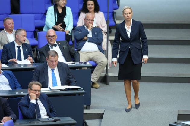 Deutscher Bundestag, 89. Plenarsitzung Alice Weidel (AfD) laeuft selbstbewusst mit angespannter Mimik und Blick durch das Plenum bei der 89. Sitzung des Deutschen Bundestag in Berlin, 09.07.2026 Berlin Berlin Deutschland *** German Bundestag, 89th Plenary Session: Alice Weidel of the AfD walks confidently through the plenary chamber with a tense expression and intense gaze during the 89th session of the German Bundestag in Berlin, July 9, 2026, Berlin, Germany