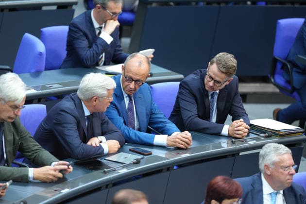 Deutscher Bundestag, 89. Plenarsitzung Bundeskanzler Friedrich Merz (CDU) sitzt im Plenum neben Norbert Roettgen und Carsten Linnemann bei den Abgeordneten bei der Rede von Alice Weidel bei der 89. Sitzung des Deutschen Bundestag in Berlin, 09.07.2026 Berlin Berlin Deutschland *** German Bundestag, 89th Plenary Session: Chancellor Friedrich Merz (CDU) sits in the plenary chamber next to Norbert Roettgen and Carsten Linnemann among the members of parliament during Alice Weidel s speech at the 89th session of the German Bundestag in Berlin, July 9, 2026, Berlin, Germany
