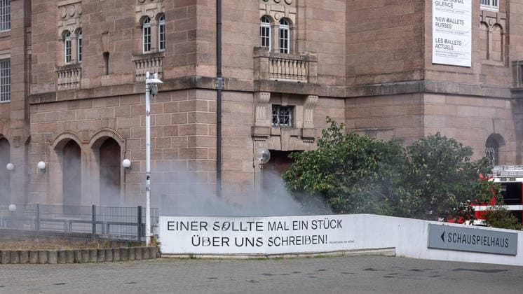 Feuerwehr-Großeinsatz am Nürnberger Opernhaus nach Brand in Tiefgarage, Nürnberg, 09.07.2026 Starke Rauchentwicklung aus den Lüftungsschächten am Staatstheater Nürnberg nach einem Tiefgaragenbrand. Ein brennendes Auto hatte das Feuer ausgelöst, das auf weitere Fahrzeuge übergriff. Das Gebäude wurde evakuiert; Nürnberg Bayern Deutschland *** Large-Scale Fire Department Operation at the Nuremberg State Opera House Following a Fire in the Underground Parking Garage, Nuremberg, July 9, 2026 Heavy smoke billowing from the ventilation shafts at the Nuremberg State Theater following a fire in the underground parking garage. A burning car had sparked the fire, which spread to other vehicles. The building was evacuated. Nuremberg, Bavaria 20260709-286A1351-M4000