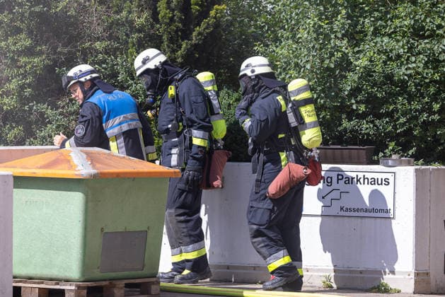 Feuerwehr-Großeinsatz am Nürnberger Opernhaus nach Brand in Tiefgarage, Nürnberg, 09.07.2026 Zwei Feuerwehrleute mit Atemschutzgeräten und Pressluftatmer bereiten sich auf den Einsatz in der verrauchten Tiefgarage vor. Ein brennendes Auto hatte das Feuer ausgelöst, das auf weitere Fahrzeuge übergriff. Die starke Rauchentwicklung aus den Lüftungsschächten erschwert die Löscharbeiten. Nürnberg Bayern Deutschland *** Large-Scale Firefighting Operation at the Nuremberg Opera House Following a Fire in the Underground Parking Garage, Nuremberg, July 9, 2026 Two firefighters wearing respiratory protection and compressed-air breathing apparatus prepare for the operation in the smoke-filled underground parking garage. A burning car had sp 20260709-286A1402-M4000