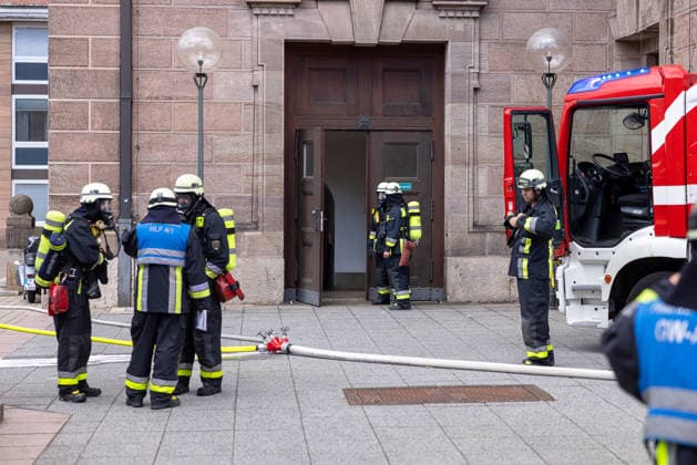 Feuerwehr-Großeinsatz am Nürnberger Opernhaus nach Brand in Tiefgarage, Nürnberg, 09.07.2026 Feuerwehrkräfte mit Atemschutzgeräten und Strahlrohr vor dem Eingang des Opernhaus Nürnberg. Nach einem Tiefgaragenbrand wurde das Gebäude auf Rauch überprüft und evakuiert. Nürnberg Bayern Deutschland *** Large-Scale Fire Department Operation at the Nuremberg Opera House Following a Fire in the Underground Parking Garage, Nuremberg, July 9, 2026 Firefighters wearing breathing apparatus and carrying fire hoses stand in front of the entrance to the Nuremberg Opera House. Following a fire in the underground parking garage, the building was checked for smoke and evacuated. Nuremberg, Bavaria, Germany 20260709-286A1411-M4000