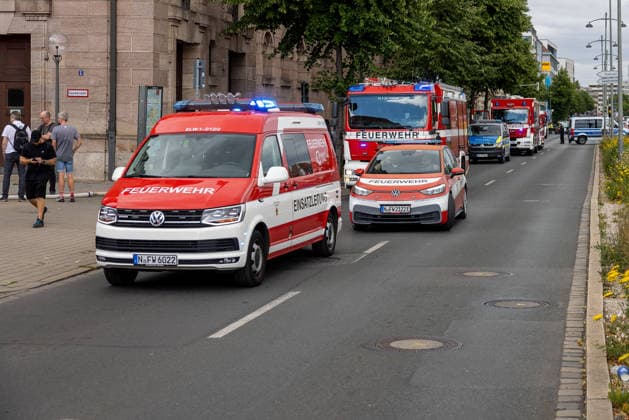 Feuerwehr-Großeinsatz am Nürnberger Opernhaus nach Brand in Tiefgarage, Nürnberg, 09.07.2026 Mehrere Feuerwehrfahrzeuge der Feuerwehr Nürnberg, darunter ein VW-Transporter (ELW 1-2 12 2, N-FW 6022) und ein Einsatzleitungsfahrzeug (N-FW 2122), Auslöser war ein brennendes Auto in einer Tiefgarage, das Feuer griff auf weitere Fahrzeuge über. Starke Rauchentwicklung aus Lüftungsschächten erforderte die Evakuierung des angrenzenden Staatstheaters. Nürnberg Bayern Deutschland *** Major Fire Department Operation at the Nuremberg Opera House Following a Fire in the Underground Parking Garage, Nuremberg, July 9, 2026. Several fire trucks from the Nuremberg Fire Department, including a VW Transporter command vehicle (ELW 1 2 12 2), N FW 60 20260709-286A1418-M4000