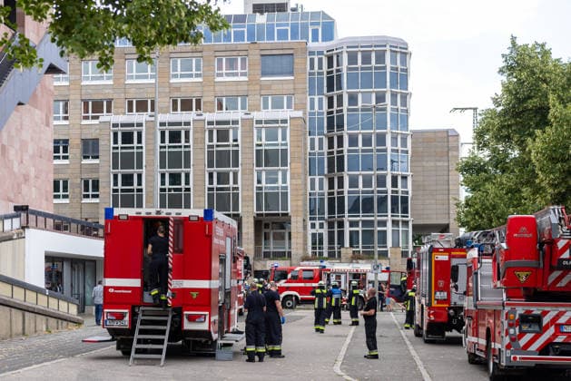 Feuerwehr-Großeinsatz am Nürnberger Opernhaus nach Brand in Tiefgarage, Nürnberg, 09.07.2026 Mehrere Feuerwehrfahrzeuge und Einsatzkräfte vor dem Staatstheater nach einem Tiefgaragenbrand. Ein brennendes Auto hatte das Feuer ausgelöst, das auf weitere Fahrzeuge übergriff. Starke Rauchentwicklung aus Lüftungsschächten erschwert den Einsatz; Nürnberg Bayern Deutschland *** Major Fire Department Operation at the Nuremberg Opera House Following a Fire in an Underground Parking Garage, Nuremberg, July 9, 2026 Several fire trucks and emergency responders gathered in front of the State Theater following a fire in the underground parking garage. A burning car had sparked the fire, which spread to other vehicles. Heavy smoke billowing from 20260709-286A1425-M4000