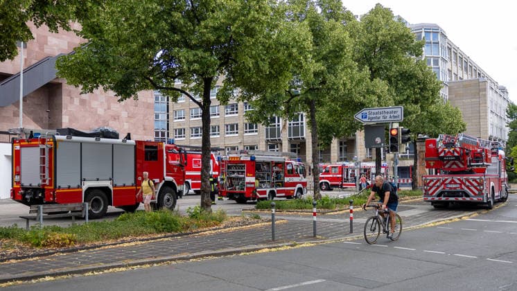 Feuerwehr-Großeinsatz am Nürnberger Opernhaus nach Brand in Tiefgarage, Nürnberg, 09.07.2026 Mehrere Löschfahrzeuge und eine Drehleiter sind nach einem Tiefgaragenbrand im Einsatz. Ein brennendes Auto hatte das Feuer ausgelöst, das auf weitere Fahrzeuge übergriff. Wegen starker Rauchentwicklung aus Lüftungsschächten wurde das angrenzende Staatstheater Nürnberg evakuiert; Statiker prüfen die Stabilität der Tiefgarage. Nürnberg Bayern Deutschland *** Large-Scale Fire Department Operation at the Nuremberg Opera House Following a Fire in the Underground Parking Garage, Nuremberg, July 9, 2026 Several fire trucks and an aerial ladder truck are on the scene following a fire in the underground parking garage. A burning car had sparked 20260709-286A1427-M4000