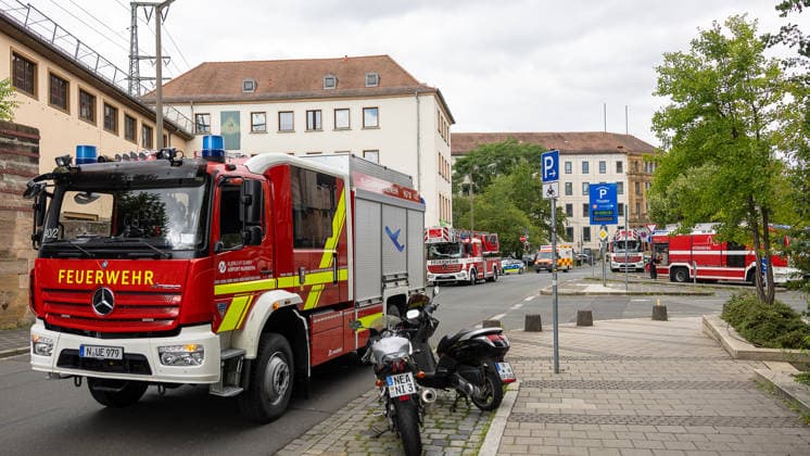 Feuerwehr-Großeinsatz am Nürnberger Opernhaus nach Brand in Tiefgarage, Nürnberg, 09.07.2026 Mehrere Löschfahrzeuge, darunter auch Einheiten der Flughafenfeuerwehr, stehen im Einsatz nach einem Brand in einer Tiefgarage. Ein brennendes Auto hatte das Feuer ausgelöst, das auf weitere Fahrzeuge übergriff. Starke Rauchentwicklung aus Lüftungsschächten erschwert die Lage. Nürnberg Bayern Deutschland *** Major Fire Department Operation at the Nuremberg Opera House Following a Fire in an Underground Parking Garage, Nuremberg, July 9, 2026 Several fire trucks, including units from the airport fire department, are on the scene following a fire in an underground parking garage. A burning car sparked the fire, which spread to other vehicles 20260709-286A1443-M4000